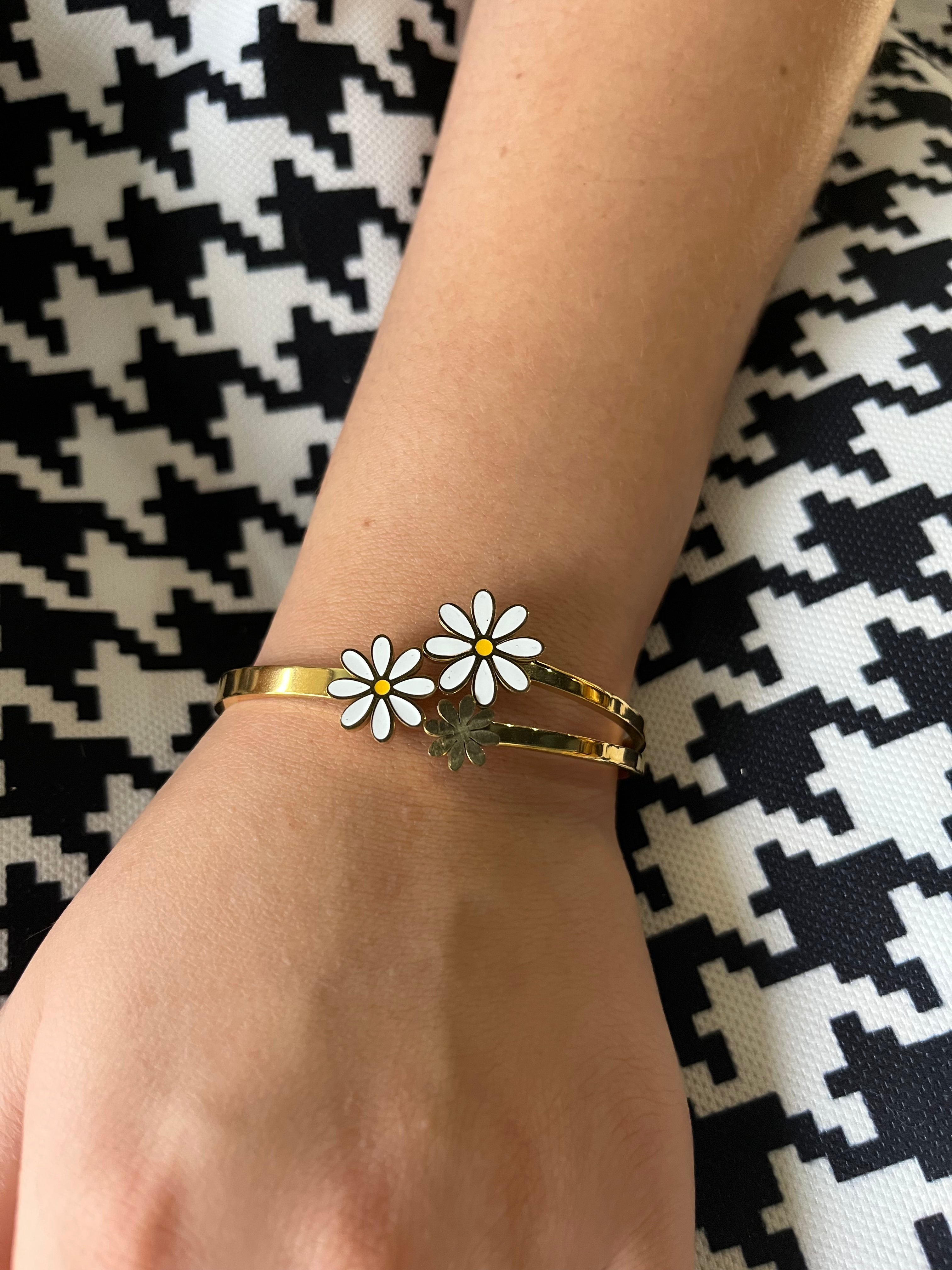 Stainless Steel Daisy Bracelet - SCBR1N3 - BUJIX