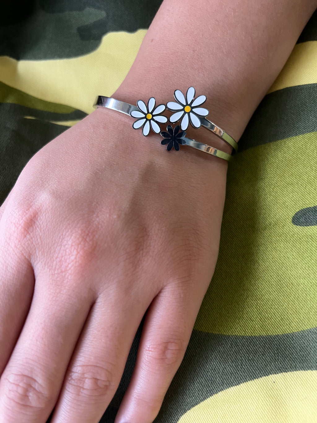 Stainless Steel Daisy Bracelet - SCBR1N3 - BUJIX