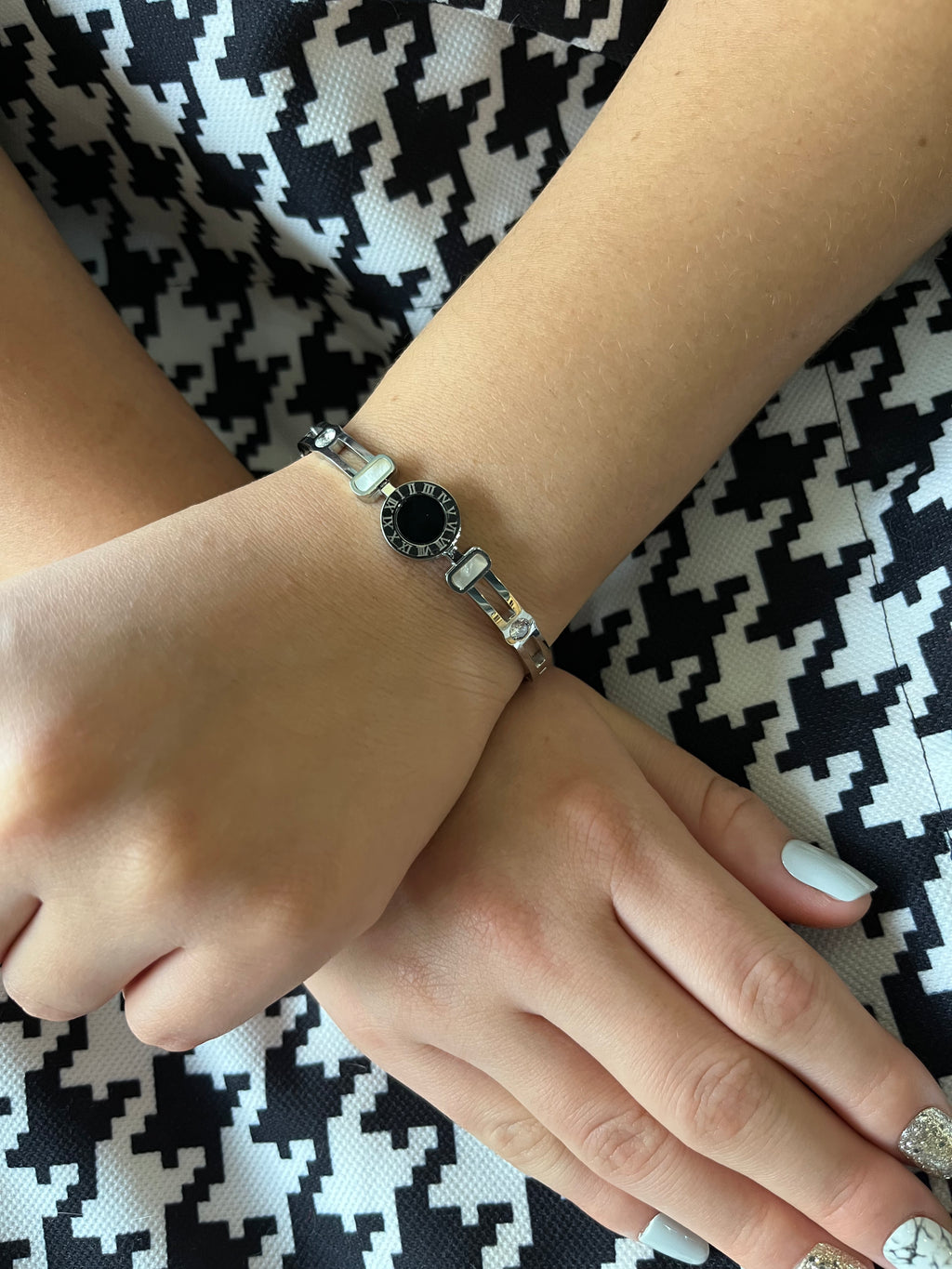 Stainless Steel Bracelet with Roman Numerals - SCBR2N9 - BUJIX