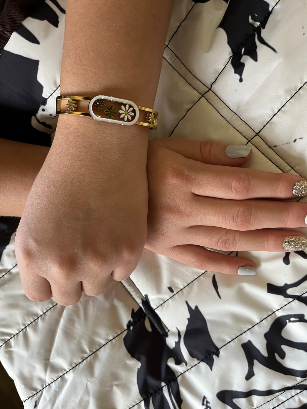 Stainless Steel Daisy Bracelet - SCBR3N08 - BUJIX