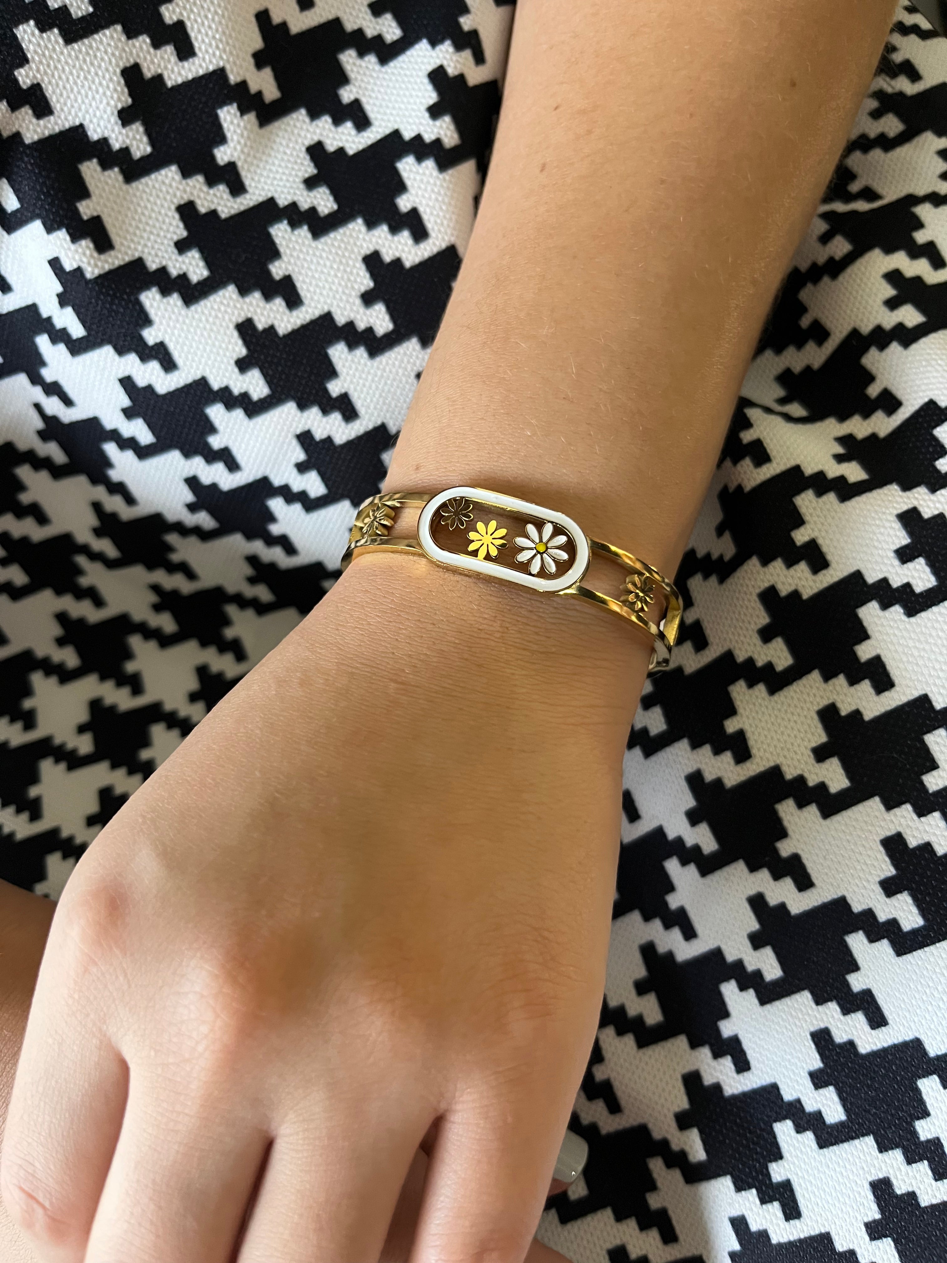 Stainless Steel Daisy Bracelet - SCBR3N08 - BUJIX