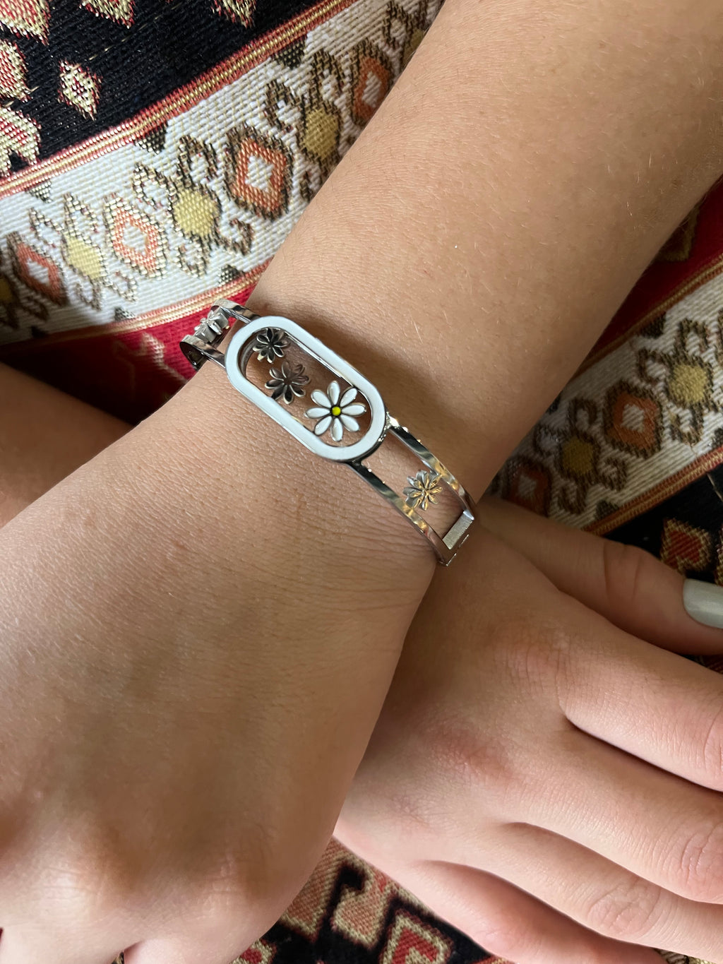 Stainless Steel Daisy Bracelet - SCBR3N08 - BUJIX