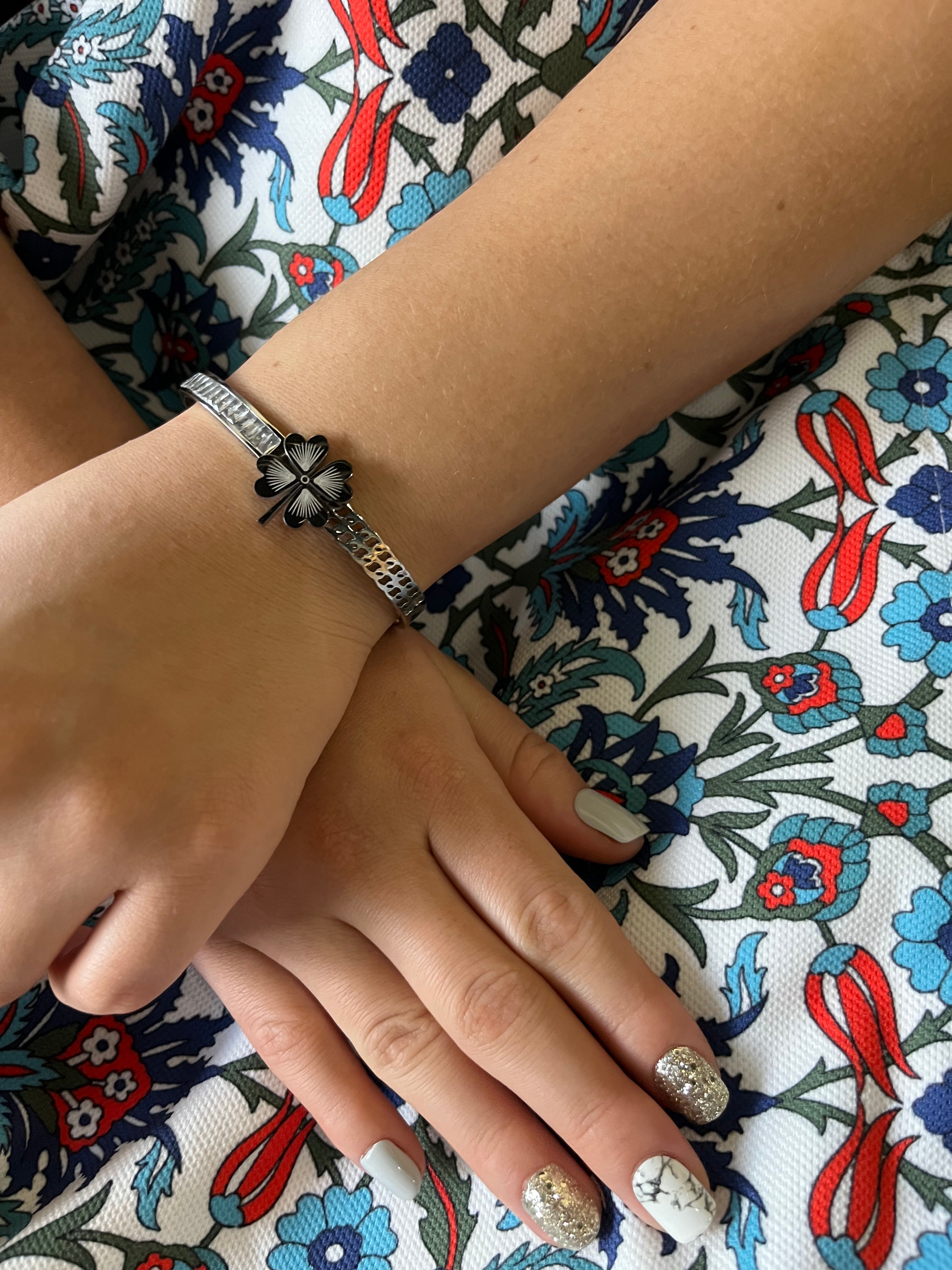 Stainless Steel Clover Bracelet - SCBR3N09 - BUJIX