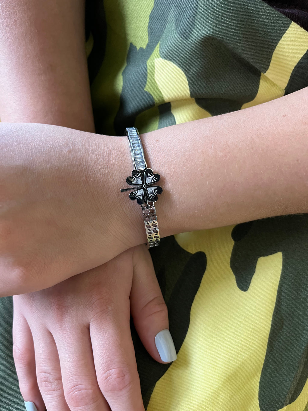 Stainless Steel Clover Bracelet - SCBR3N09 - BUJIX