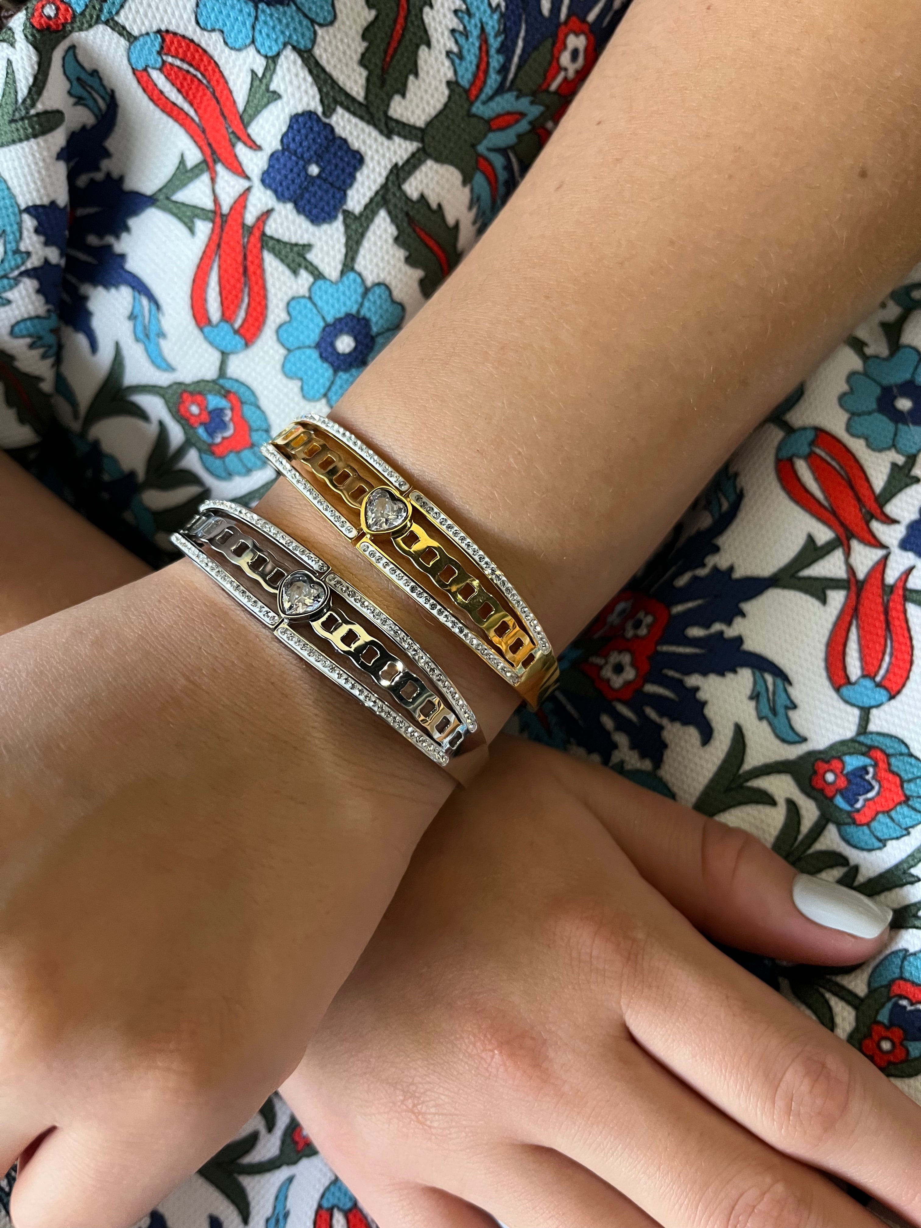 Stainless Steel Heart Bracelet - SCBR3N10 - BUJIX