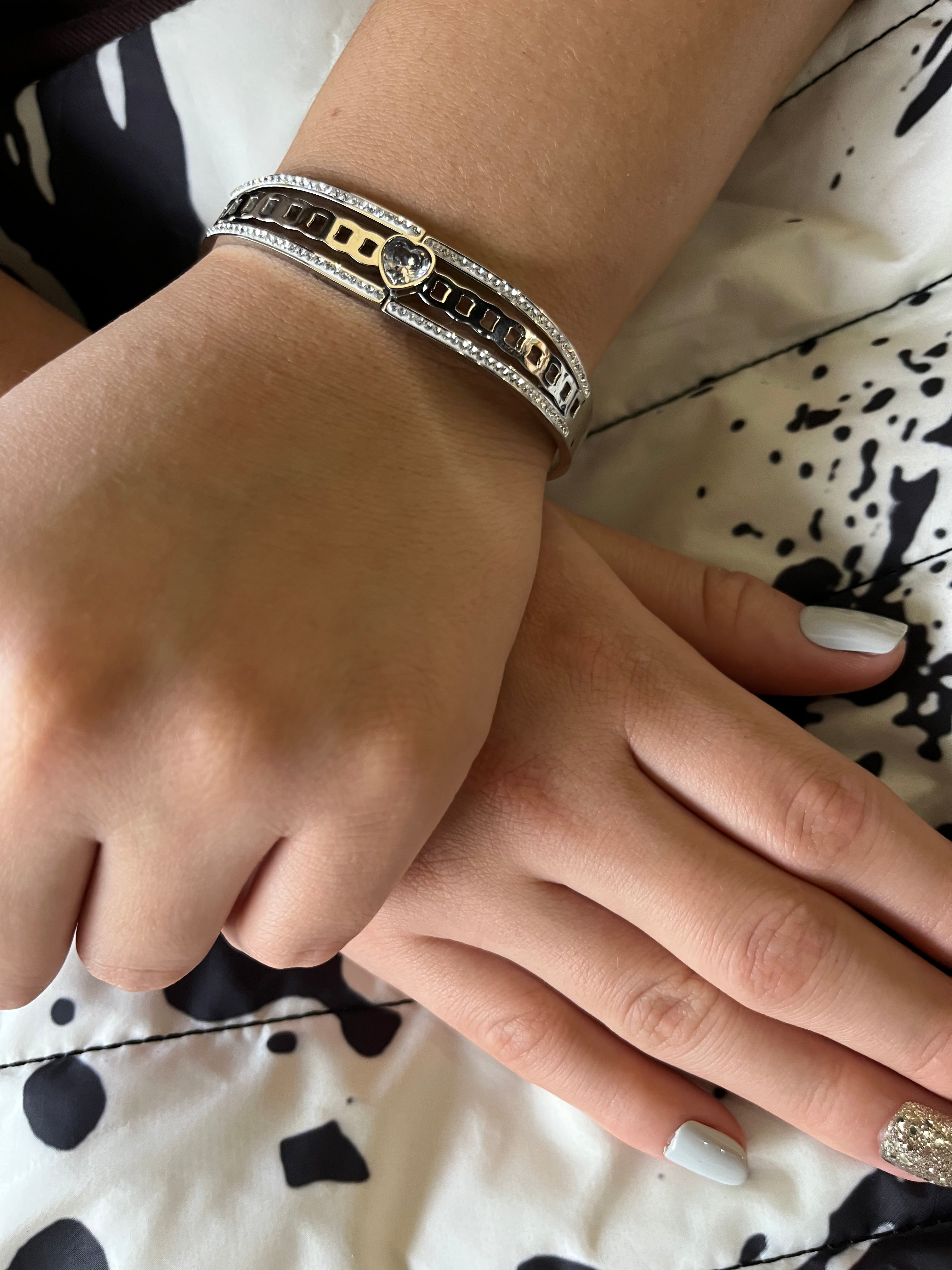 Stainless Steel Heart Bracelet - SCBR3N10 - BUJIX