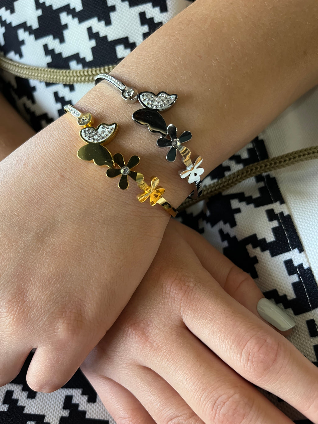 Stainless Steel Zircon Decorated Daisy Bracelet - SCBR4N06 - BUJIX