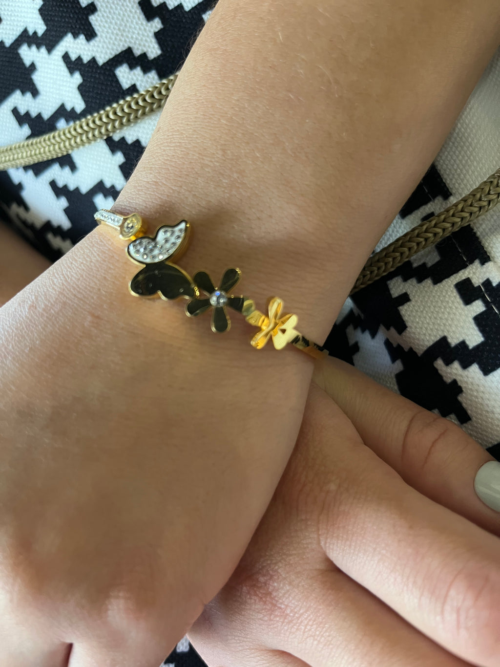 Stainless Steel Zircon Decorated Daisy Bracelet - SCBR4N06 - BUJIX