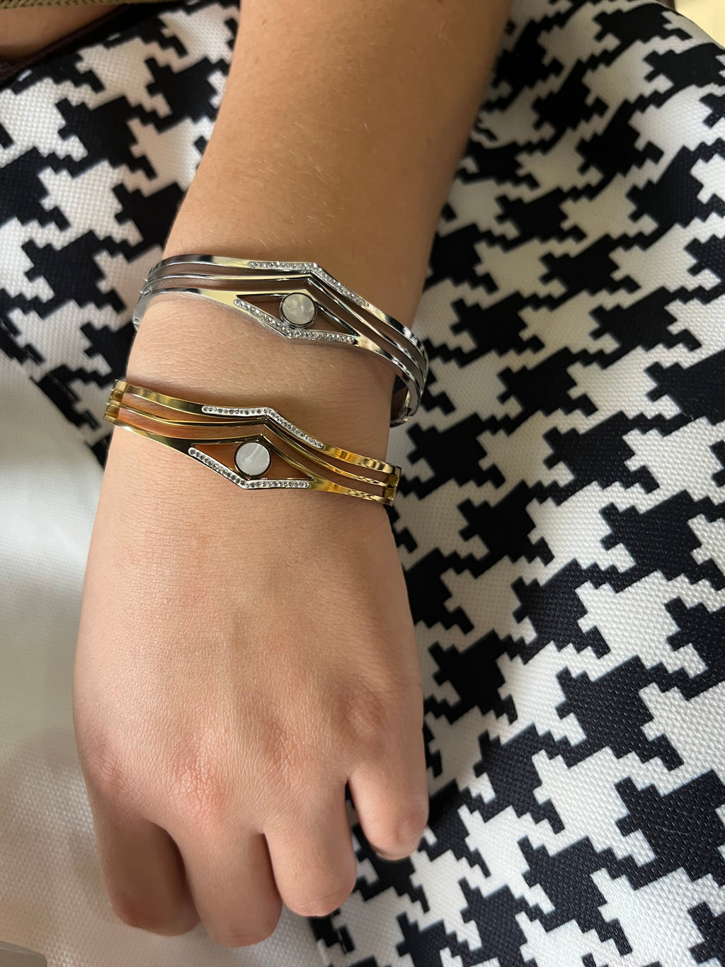Stainless Steel Bracelet with Pearl Stone - SCBR5N10 - BUJIX
