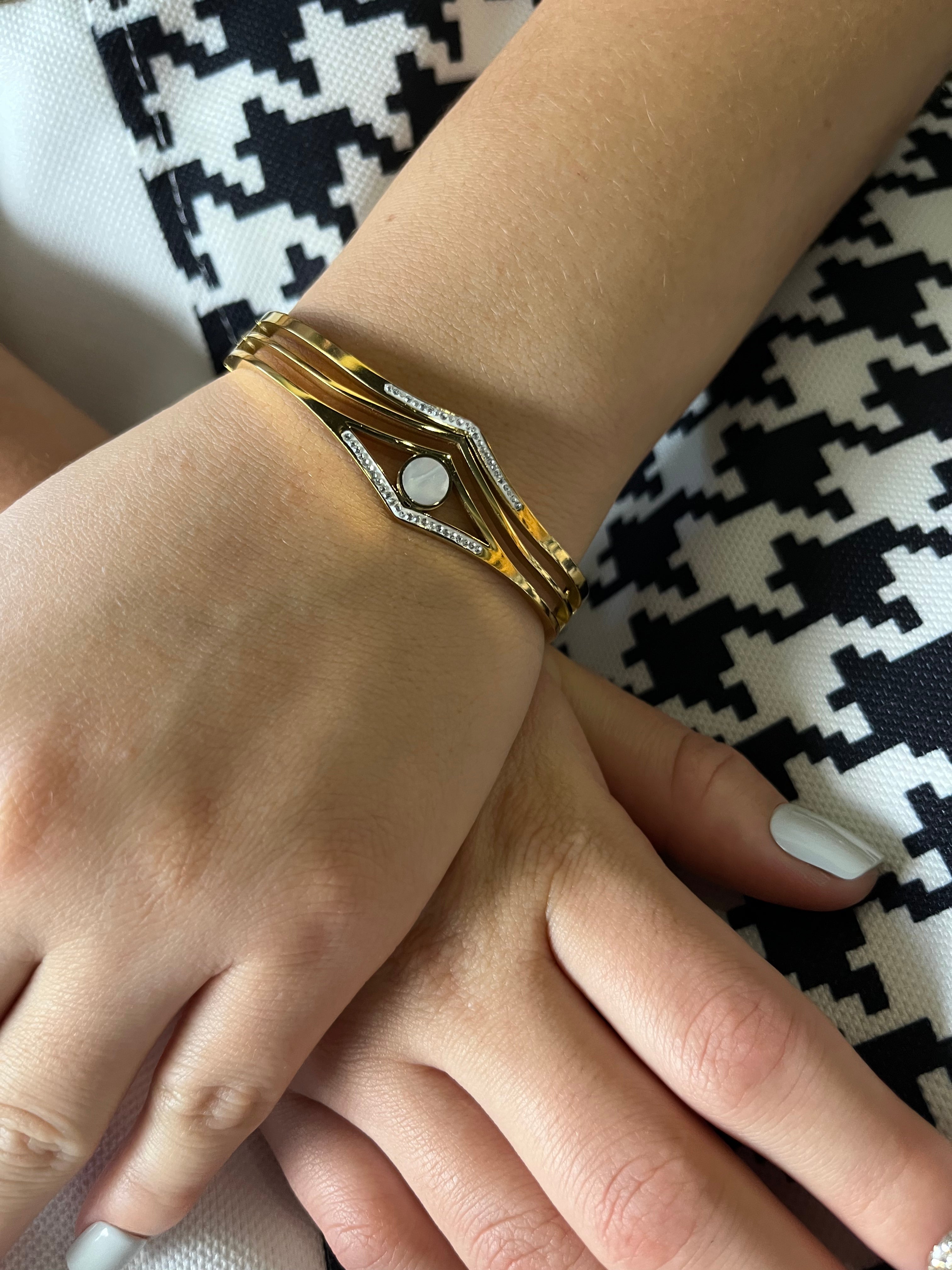 Stainless Steel Bracelet with Pearl Stone - SCBR5N10 - BUJIX