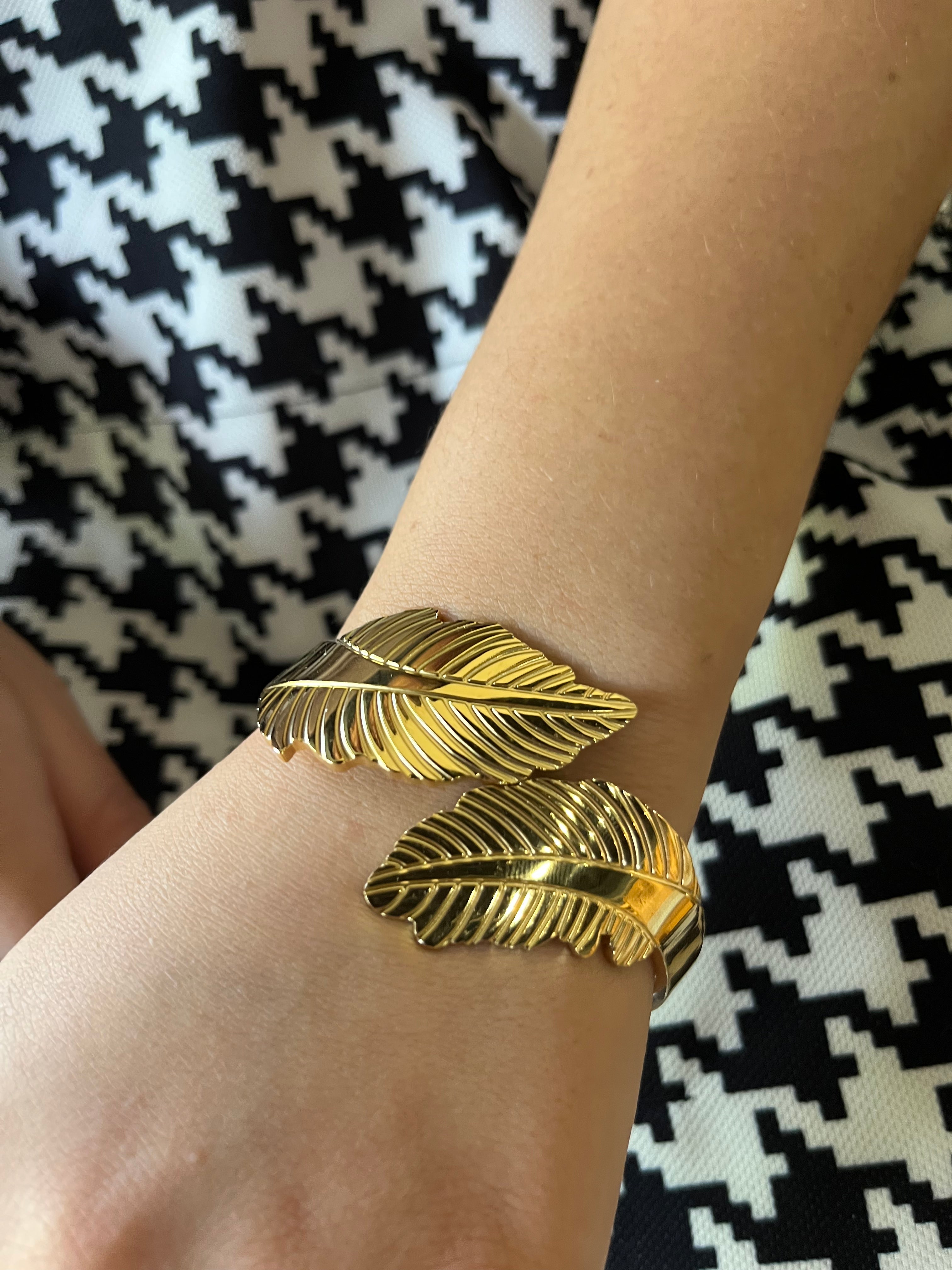 Stainless Steel Leaf Bracelet - SCBR7N10 - BUJIX