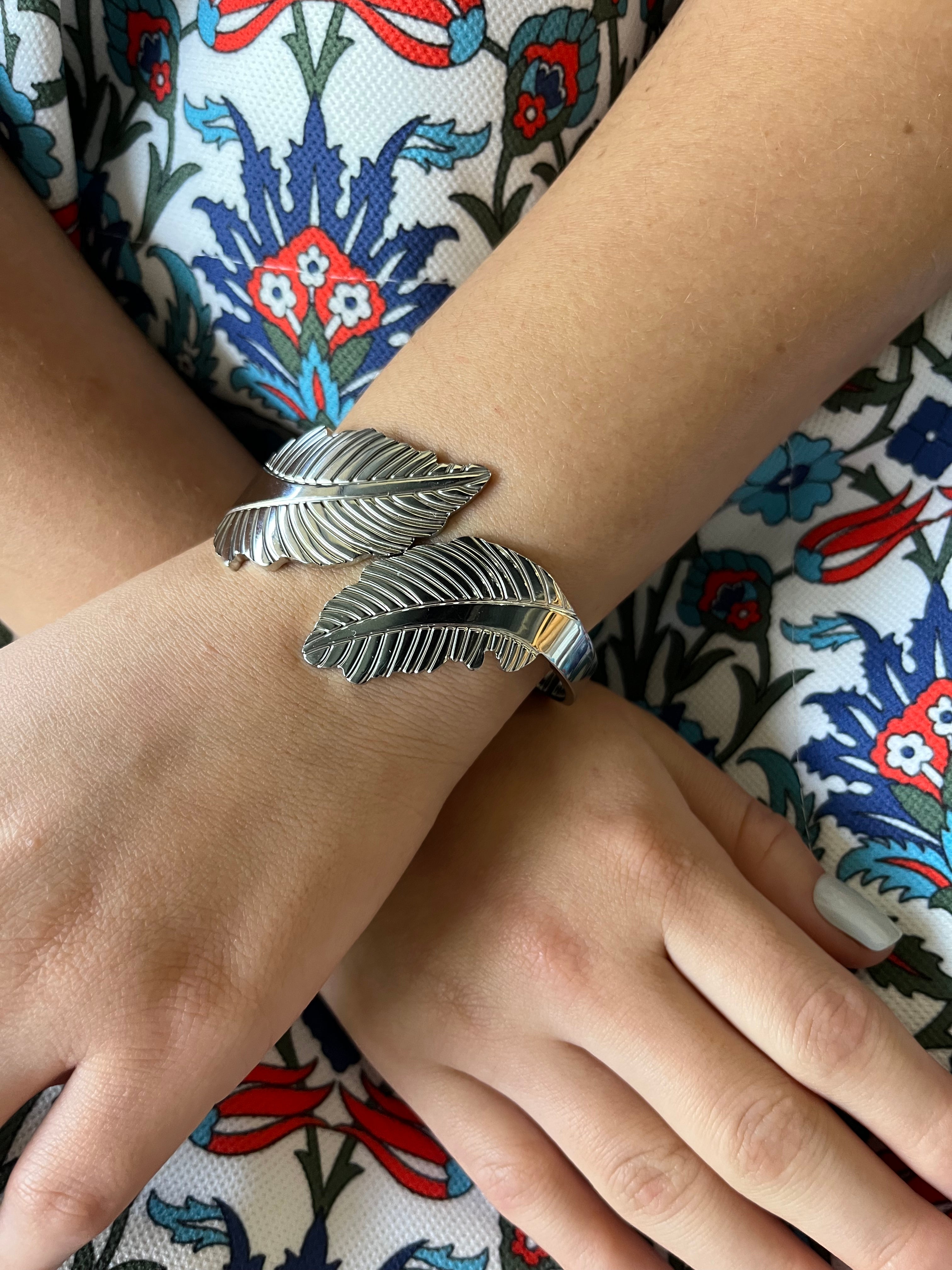 Stainless Steel Leaf Bracelet - SCBR7N10 - BUJIX