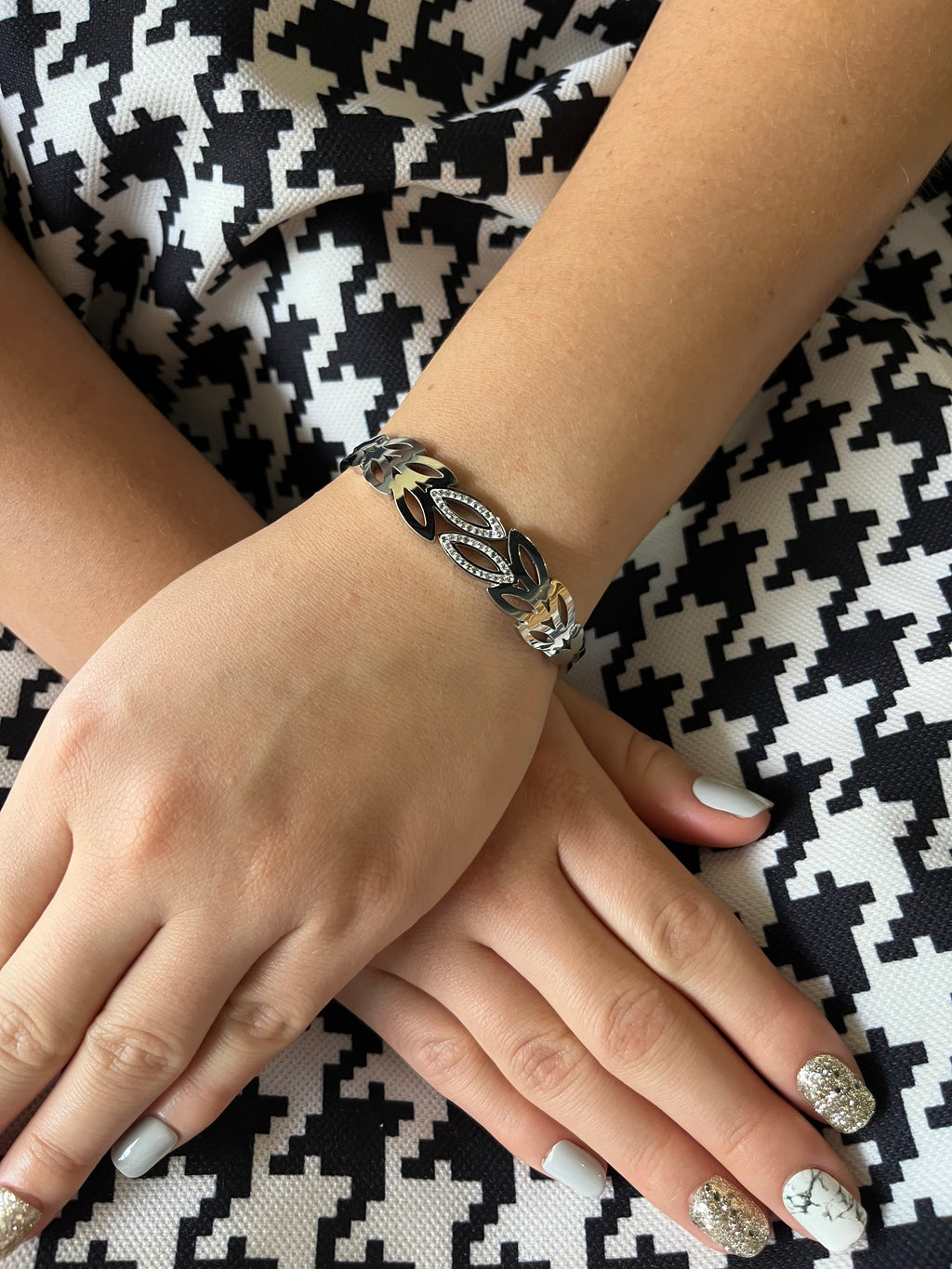 Stainless Steel Leaf Bracelet - SCBR8N07 - BUJIX