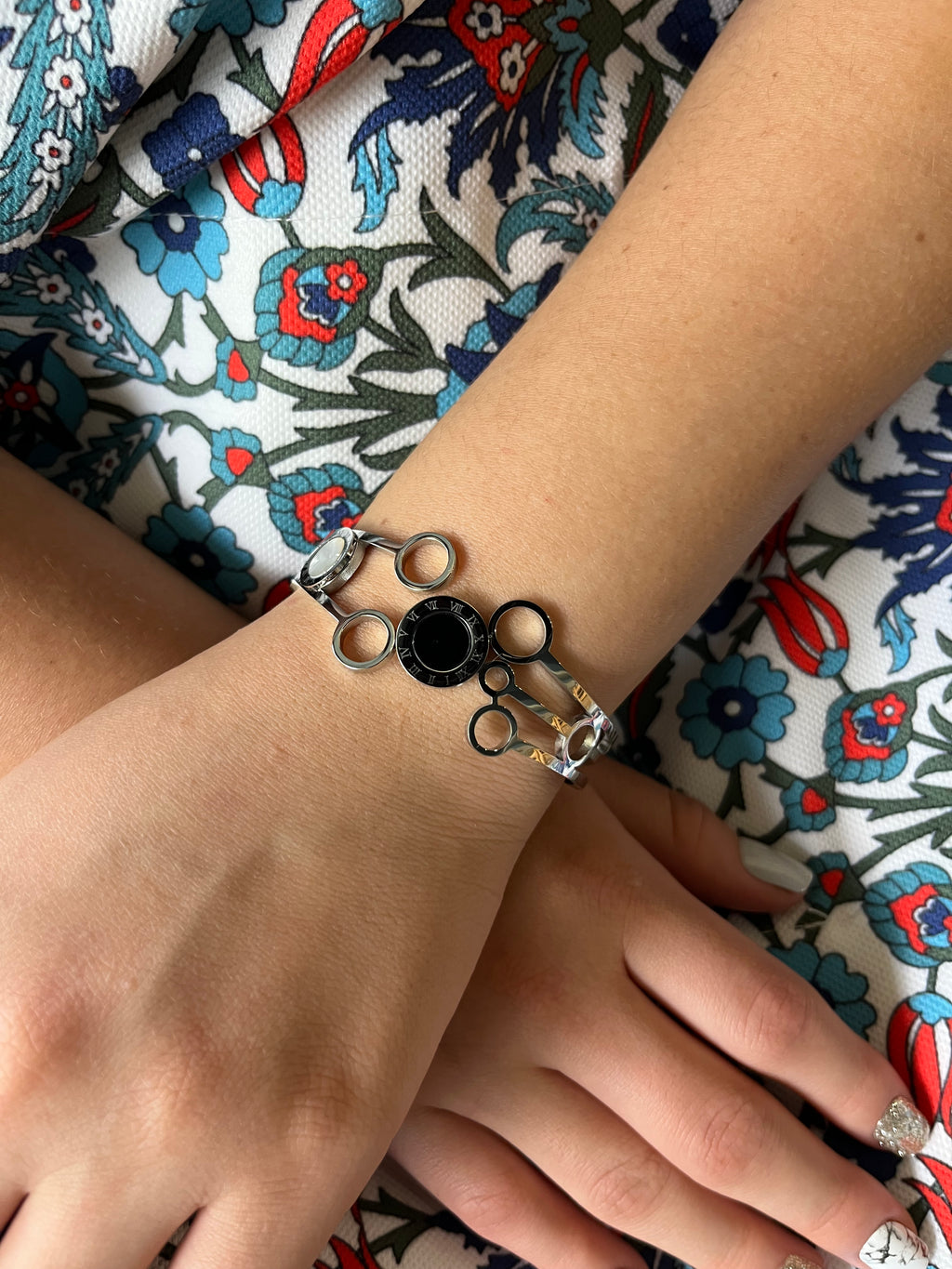 Stainless Steel Roman Numeral Bracelet - SCBR8N09 - BUJIX