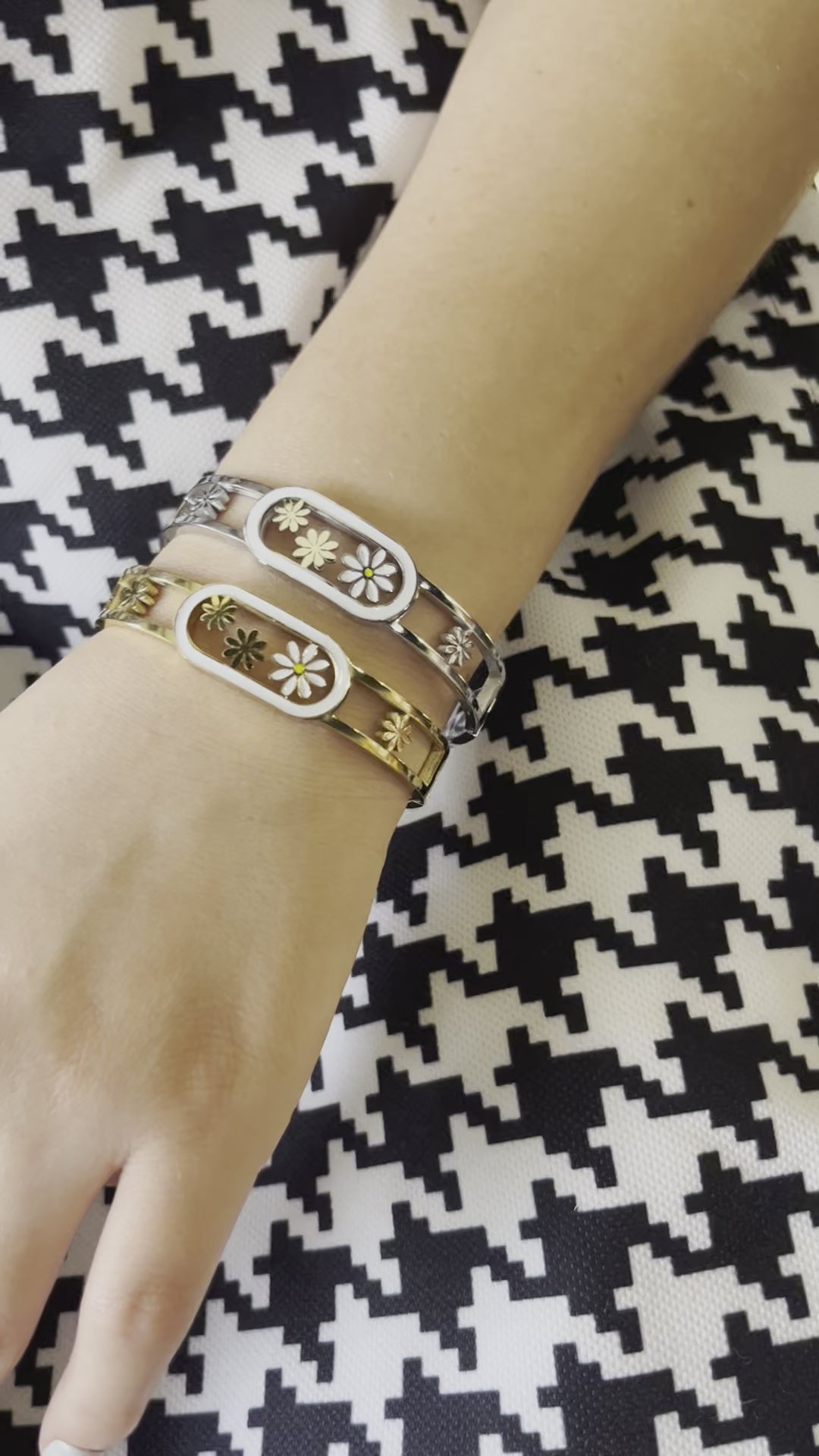 Stainless Steel Daisy Bracelet - SCBR3N08