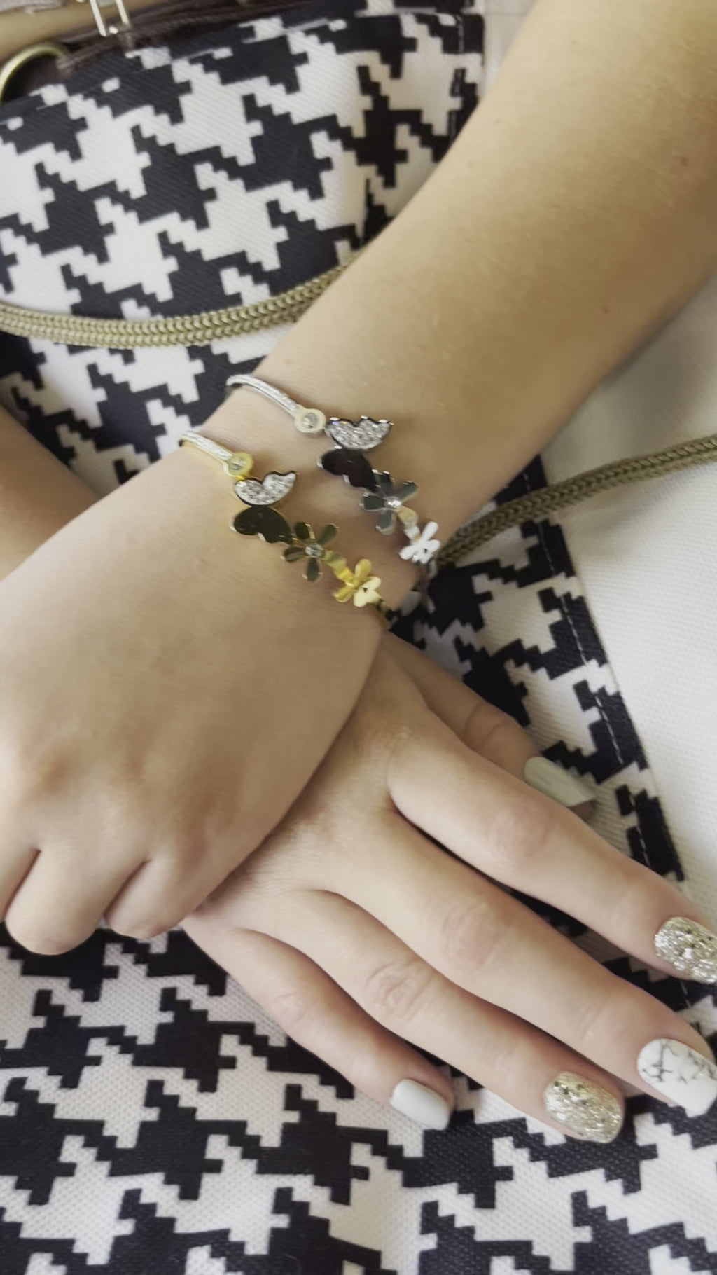 Stainless Steel Zircon Decorated Daisy Bracelet - SCBR4N06