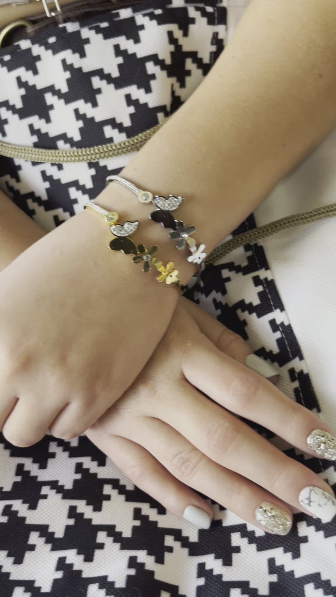 Stainless Steel Zircon Decorated Daisy Bracelet - SCBR4N06